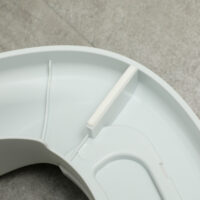 Graues Kindertöpfchen 3-in-1 Design mit praktischen Griffen und abnehmbarem Einsatz für einfache Reinigung.