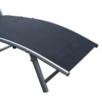 Schwarzer, klappbarer Liegestuhl mit Kissen, Maße 137x635x1005cm.