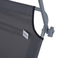 Grauer, klappbarer Liegestuhl mit Sonnenschutz, Maße 187x58x36cm.