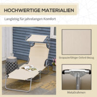 Beige, klappbare Sonnenliege mit Sonnenschutz.