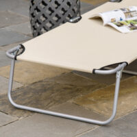 Beige, klappbare Sonnenliege mit Sonnenschutz.