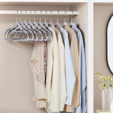 Set mit 30 schlanken Kleiderbügeln aus ABS-Kunststoff, rutschfest mit Gummistreifen, ideal für Hemden, Blusen und Jacken. Mit 360° drehbarem Metallhaken.