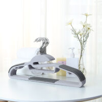 Kleiderbügel Set aus Kunststoff 50er-Set in Grau für Hemden.