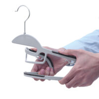 Kleiderbügel Set aus Kunststoff 50er-Set in Grau für Hemden.