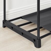 Offener Kleiderschrank mit drei Hängestangen für maximale Aufbewahrungsmöglichkeiten.