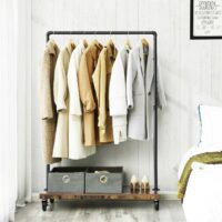 IndustrialVIBE Kleiderständer mit Ablage für zusätzlichen Stauraum.