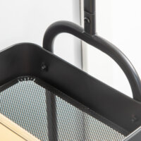 Ein schwarzer Kleiderständer auf Rollen mit Kleiderstange und Schuhablage, belastbar bis 16kg.