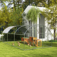 Vielseitiger Kleintierstall aus Tannenholz mit Asphaltdach.