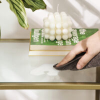 Goldfarbener Konsolentisch mit Glas und Metallrahmen, edles Design.