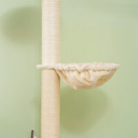 Deckenhoher Kratzbaum, 230-250cm hoch, in Eiche-Cremeweiss, mit Hängematte, ideal für Katzen, die gerne hoch klettern.