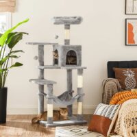 Katzenkratzbaum in 143 cm Höhe mit gemütlicher Hängematte für Katzen.