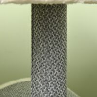 Grauer Kratzbaum mit Katzenhöhle und Spielball, 104cm hoch, ein vielseitiger Spiel- und Rückzugsort.