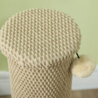 Cremeweisser Sisal-Kratzstamm mit Spielball für den Innenbereich, 84cm hoch, bietet Katzen eine ideale Möglichkeit zum Kratzen.