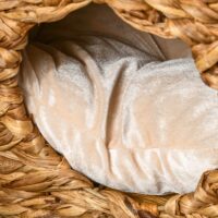 Hellbraune Kratztonne mit drei Höhlen aus Wasserhyazinthe, 76cm hoch, ein robuster und beliebter Kratz- und Versteckplatz.