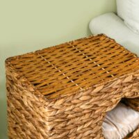 Hellbraune Kratztonne mit drei Höhlen aus Wasserhyazinthe, 76cm hoch, ein robuster und beliebter Kratz- und Versteckplatz.