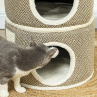 Dunkelgraue Kratztonne mit Höhle aus Sisal, 56cm hoch, für Katzen bis 5kg, bietet ausreichend Platz zum Verstecken.