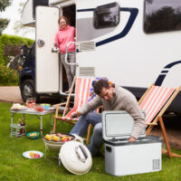 Kühlbox für Auto, 30L, elektrisch mit LCD-Anzeige, Farbe Weiß.