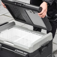 Kühlbox für Auto, 40L, mit LED, tragbar und leistungsstark, Farbe Grau & Schwarz.