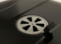 Holzkohle Kugelgrill schwarz aus emailliertem Stahl mit Deckel und Ablagen