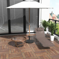 Brauner, klappbarer 2-Bein-Liegestuhl.