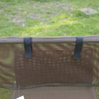 Brauner, klappbarer 2-Bein-Liegestuhl.