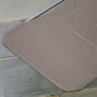 Brauner, klappbarer 2-Bein-Liegestuhl.