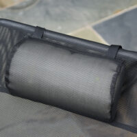 Schwarzer, klappbarer 2-Bein-Liegestuhl.