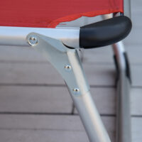 Roter, ergonomischer Liegestuhl mit 5-facher Verstellung.