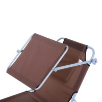 Brauner, klappbarer Liegestuhl mit Sonnenschutz.