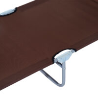 Brauner, klappbarer Liegestuhl mit Sonnenschutz.