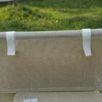 Cremefarbener, wetterfester und klappbarer Liegestuhl für den Außenbereich.