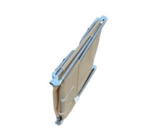 Cremefarbener, wetterfester und klappbarer Liegestuhl für den Außenbereich.