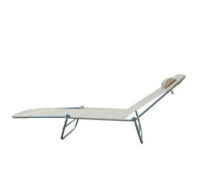 Cremefarbener, wetterfester und klappbarer Liegestuhl für den Außenbereich.