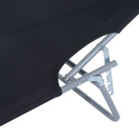 Schwarzer Liegestuhl mit integriertem Sonnenschutz.