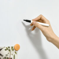 Magnetisches Whiteboard mit Zubehör vielseitig Weiss – Produktfoto zeigt modernes Design, hochwertige Materialien und funktionale Eigenschaften ideal für Wohn- oder Arbeitsbereiche. Perfekt als Einrichtungsinspiration oder zur Produktpräsentation in einem Onlineshop.