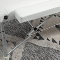 Klappbare Massageliege, höhenverstellbar, perfekt für Spa- und Salonanwendungen, in elegantem Weiss.