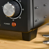 Ein schwarz-silberner Minibackofen und Kompaktofen mit 21 Litern Fassungsvermögen und 3 Kochmodi.