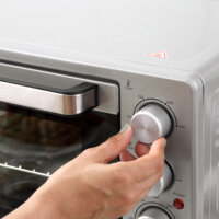 Ein kompakter Minibackofen und Kompaktofen in Silber, 32 Liter Fassungsvermögen, aus Edelstahl mit Glastür.