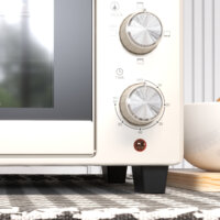 Ein cremeweisser Minibackofen und Ofen mit 21 Litern Fassungsvermögen, Temperaturbereich 100-230 Grad Celsius und Drehspiess.