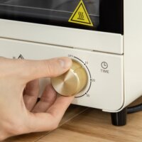 Ein cremeweisser Minibackofen und Umluftofen mit 15 Litern Fassungsvermögen und Temperaturbereich 60-230 Grad Celsius.