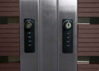 Mülltonnenbox 3-fach aus WPC und Edelstahl in Walnuss-Holzoptik 120x200x85 cm