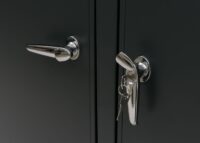 Mülltonnenbox für 3 Tonnen aus Metall anthrazit helle Holzoptik