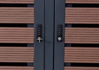 Mülltonnenverkleidung 4-fach aus WPC und Metall in Walnuss-Holzoptik