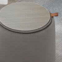 Eine dunkelgraue Ottomane mit Stauraum und 2-in-1 Design in Samtoptik.