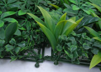 Künstliche Pflanzenwand 1 m² grün mit lila Blüten Indoor Outdoor