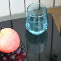 Graues gemütliches Polyrattan-Balkonset für zwei Personen, inklusive bequemer Kissen, perfekt für kleine Balkone.