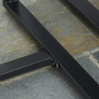 Graues gemütliches Polyrattan-Balkonset für zwei Personen, inklusive bequemer Kissen, perfekt für kleine Balkone.