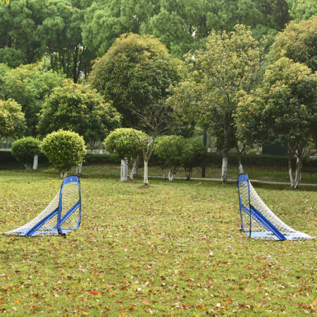 Blaues 2er-Set faltbarer Pop-Up Fussballtore, 123x80x80cm gross, ideal für spontane Spiele und einfaches Verstauen.