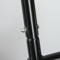 Eine schwarze Rasenwalze und Gartenwalze aus Metall mit 38 Litern Fassungsvermögen für Wasser oder Sand und einem U-Griff.