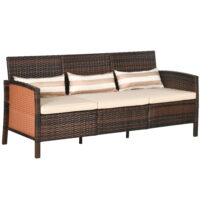 Braunes Rattan-Loungesofa für drei Personen mit Kissen.